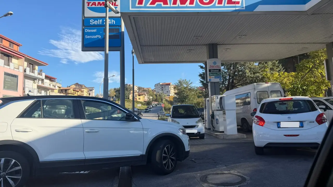 Caro gasolio, il Sud si ferma: trattori e camion sulle strade, in Calabria distributori a secco\n