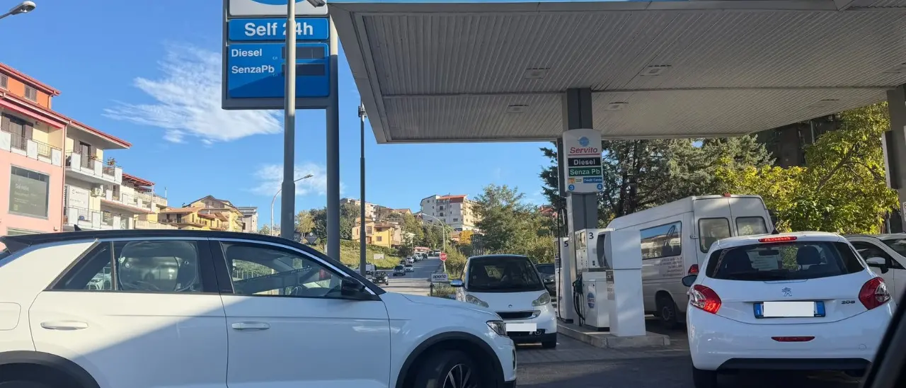 Caro gasolio, il Sud si ferma: trattori e camion sulle strade, in Calabria distributori a secco\n