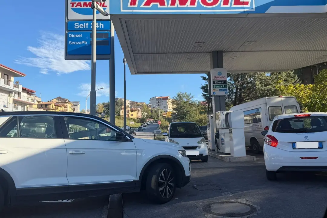 Caro gasolio, il Sud si ferma: trattori e camion sulle strade, in Calabria distributori a secco\n