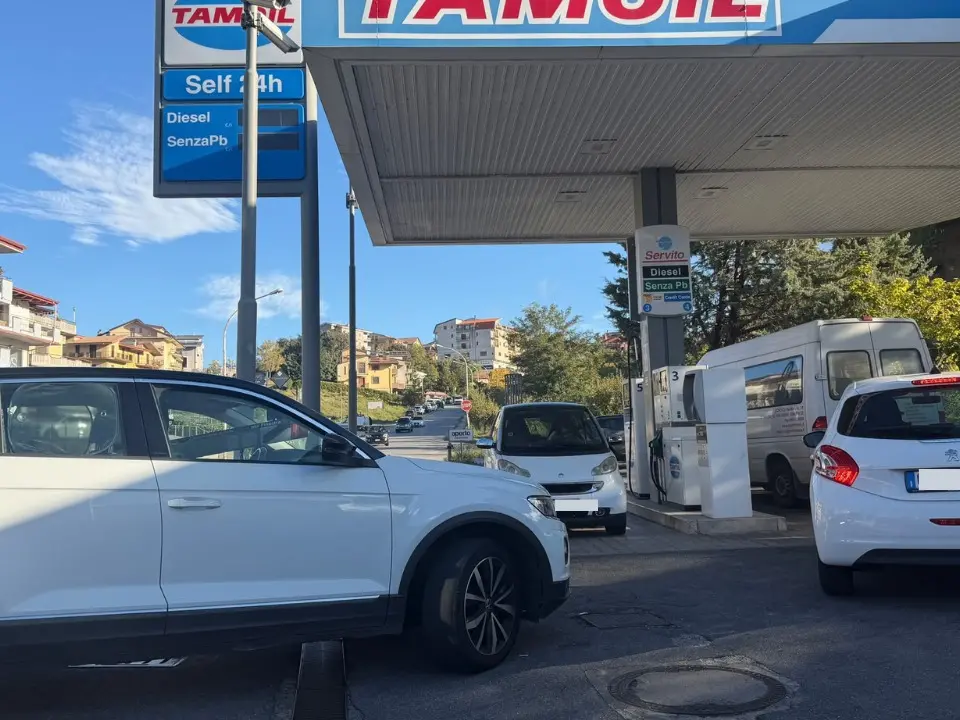 Caro gasolio, il Sud si ferma: trattori e camion sulle strade, in Calabria distributori a secco