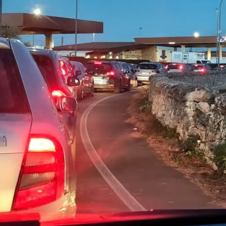 Cosenza, psicosi carburante: assalto ai distributori, code fino a notte in tutta la provincia | VIDEO