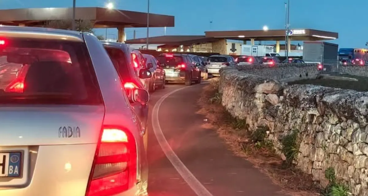 Cosenza, psicosi carburante: assalto ai distributori, code fino a notte In tutta la provincia\u00A0\n