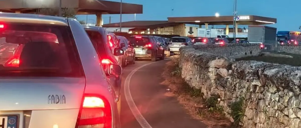 Cosenza, psicosi carburante: assalto ai distributori, code fino a notte in tutta la provincia | VIDEO