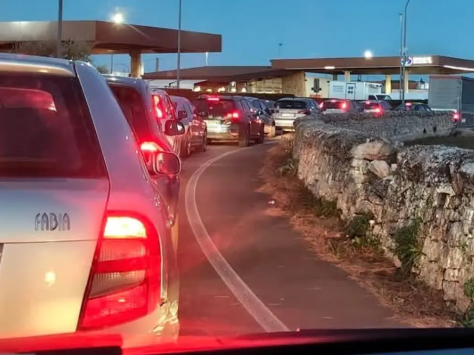 Cosenza, psicosi carburante: assalto ai distributori, code fino a notte in tutta la provincia | VIDEO