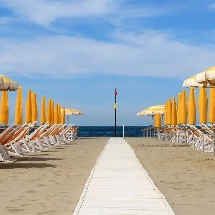 <p>Spiagge e concessioni in Calabria, la Regione detta le regole: verifiche affidate ai Comuni ogni 5 anni</p>