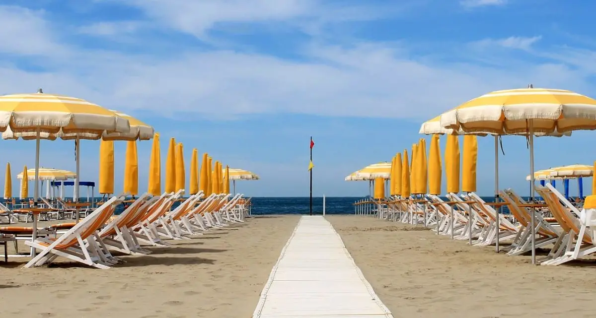 Spiagge e concessioni in Calabria, la Regione detta le regole: verifiche affidate ai Comuni ogni 5 anni\n