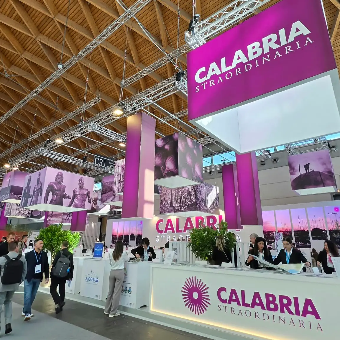 La Calabria protagonista al TTG di Rimini, turismo in crescita e piano da 100 milioni: premiate Tropea e Reggio\n