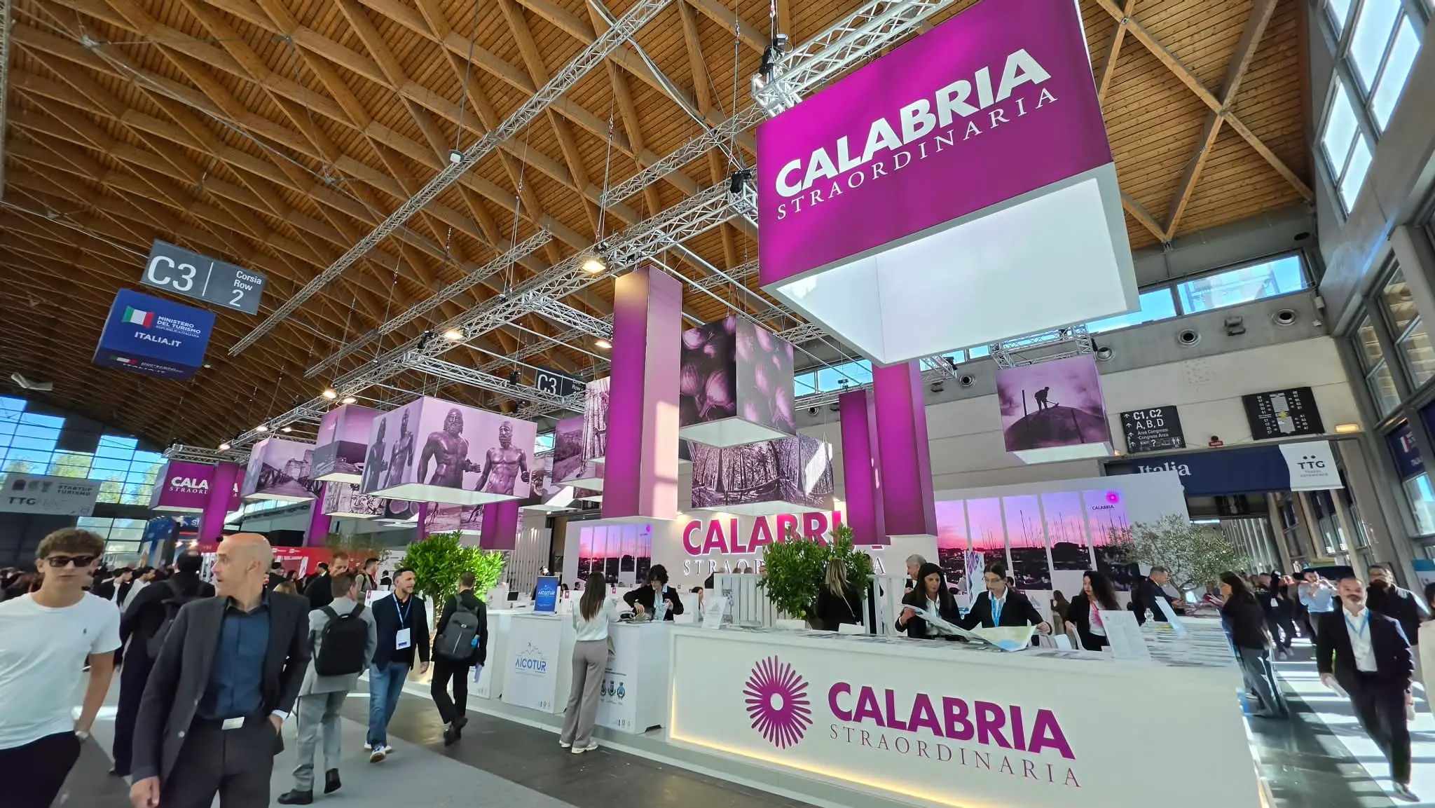 La Calabria protagonista al TTG di Rimini, turismo in crescita e piano da 100 milioni: premiate Tropea e Reggio\n