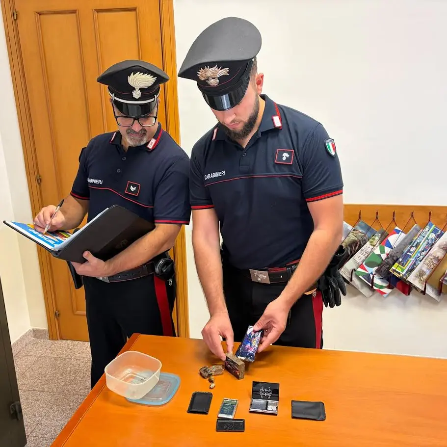 Taverna, nervosi ad un controllo stradale: i Carabinieri gli scoprono hashish in auto e panetti a casa