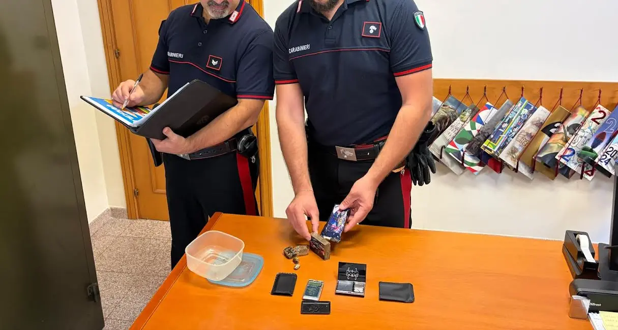 Taverna, nervosi ad un controllo stradale: i Carabinieri gli scoprono hashish in auto e panetti a casa
