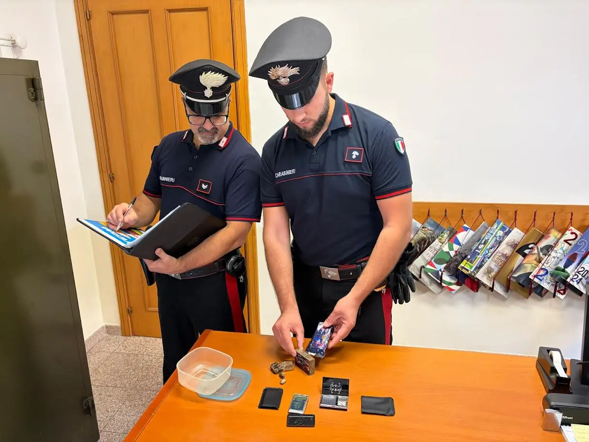 Taverna, nervosi ad un controllo stradale: i Carabinieri gli scoprono hashish in auto e panetti a casa