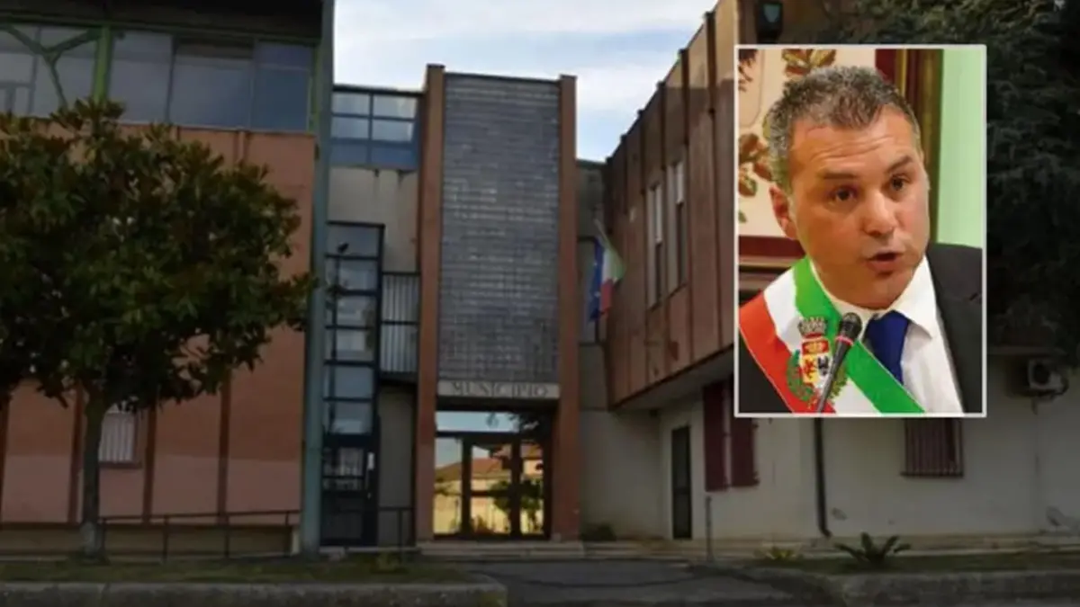 <p>Il Municipio di Stefanaconi e nel riquadro l'ex sindaco Salvatore Solano</p>\\n