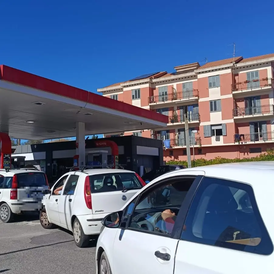 «Mezza giornata e poi chiudiamo»: in Calabria finisce il carburante. E il prezzo sale mentre le auto sono in coda\n
