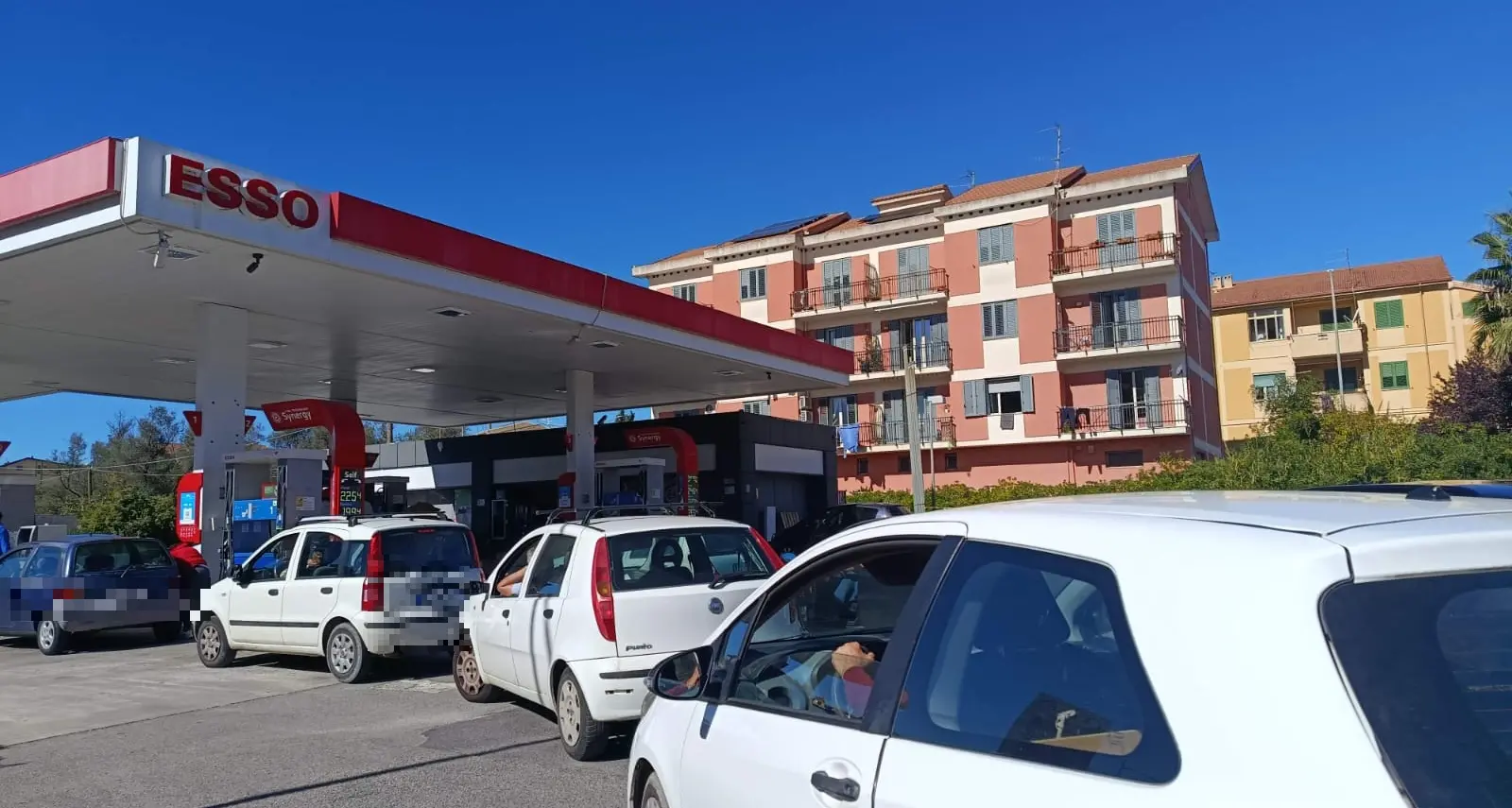 «Mezza giornata e poi chiudiamo»: in Calabria finisce il carburante. E il prezzo sale mentre le auto sono in coda\n
