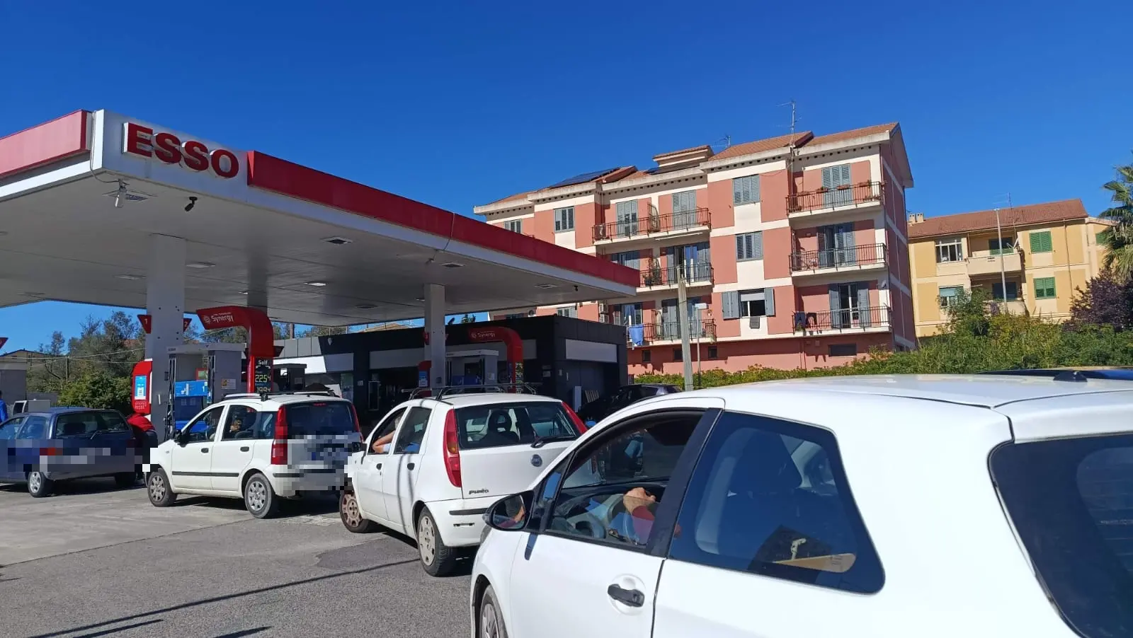 «Mezza giornata e poi chiudiamo»: in Calabria finisce il carburante. E il prezzo sale mentre le auto sono in coda\n