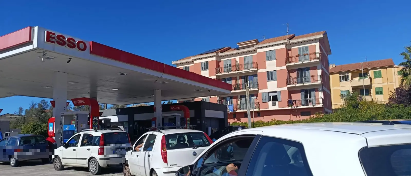 «Mezza giornata e poi chiudiamo»: in Calabria finisce il carburante. E il prezzo sale mentre le auto sono in coda\n