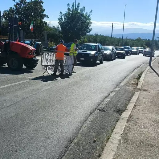 Caro carburanti,\u00A0quarto giorno di presidio degli agricoltori nel Cosentino: «Siamo invisibili»\n