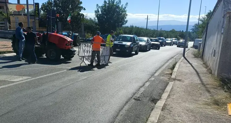 Caro carburanti,\u00A0quarto giorno di presidio degli agricoltori nel Cosentino: «Siamo invisibili»\n