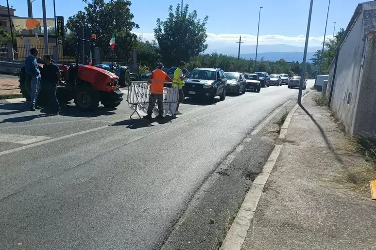 Caro carburanti,\u00A0quarto giorno di presidio degli agricoltori nel Cosentino: «Siamo invisibili»\n