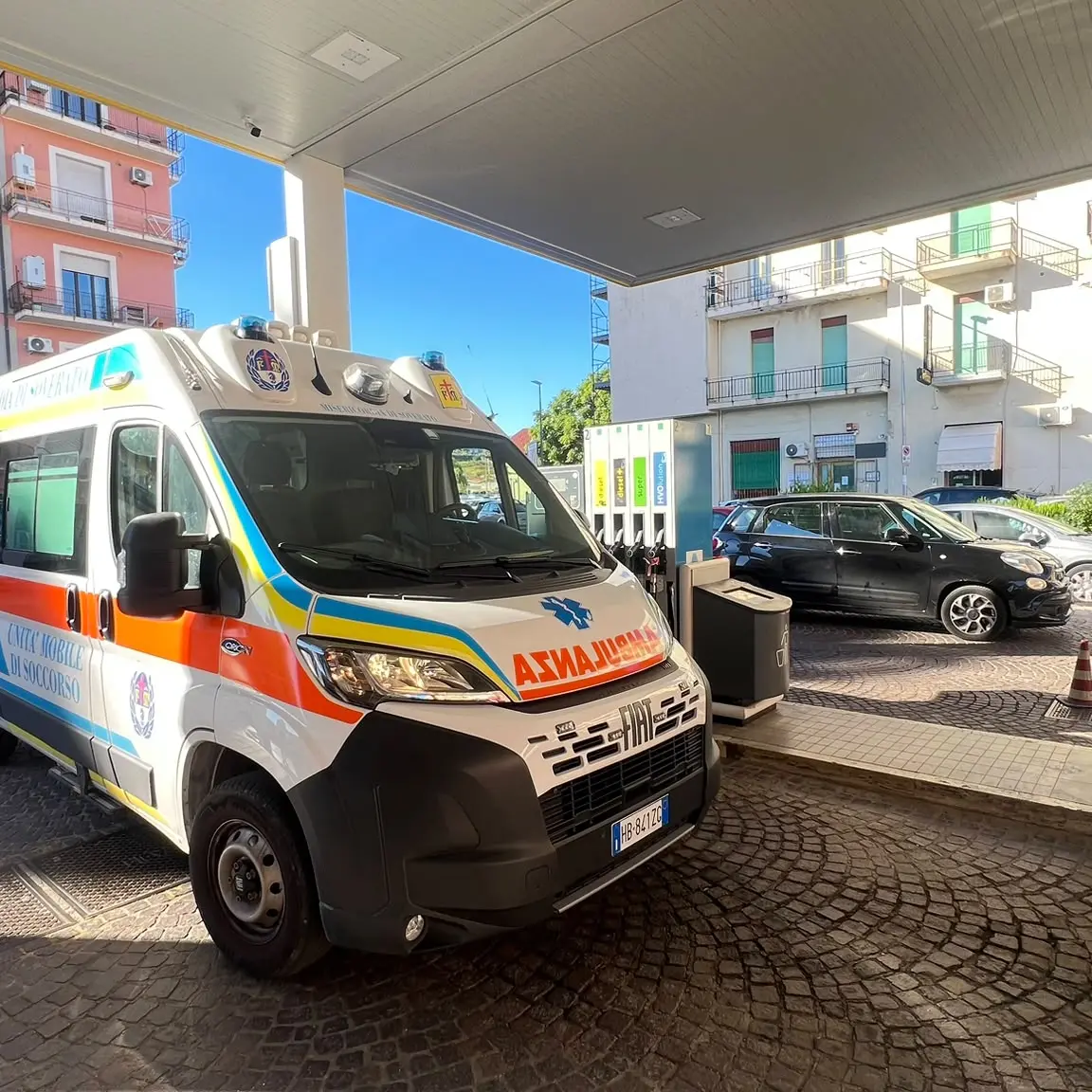 Crisi carburante in Calabria, l’appello delle Misericordie: «Corsia preferenziale e riserve garantite per i mezzi di soccorso, a rischio il servizio di emergenza»\n