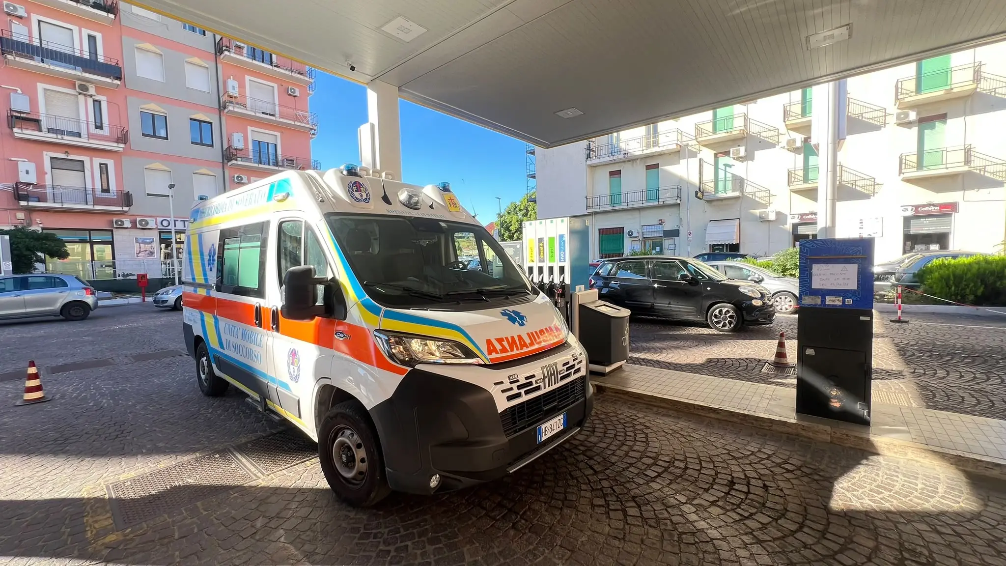 Crisi carburante in Calabria, l’appello delle Misericordie: «Corsia preferenziale e riserve garantite per i mezzi di soccorso, a rischio il servizio di emergenza»\n