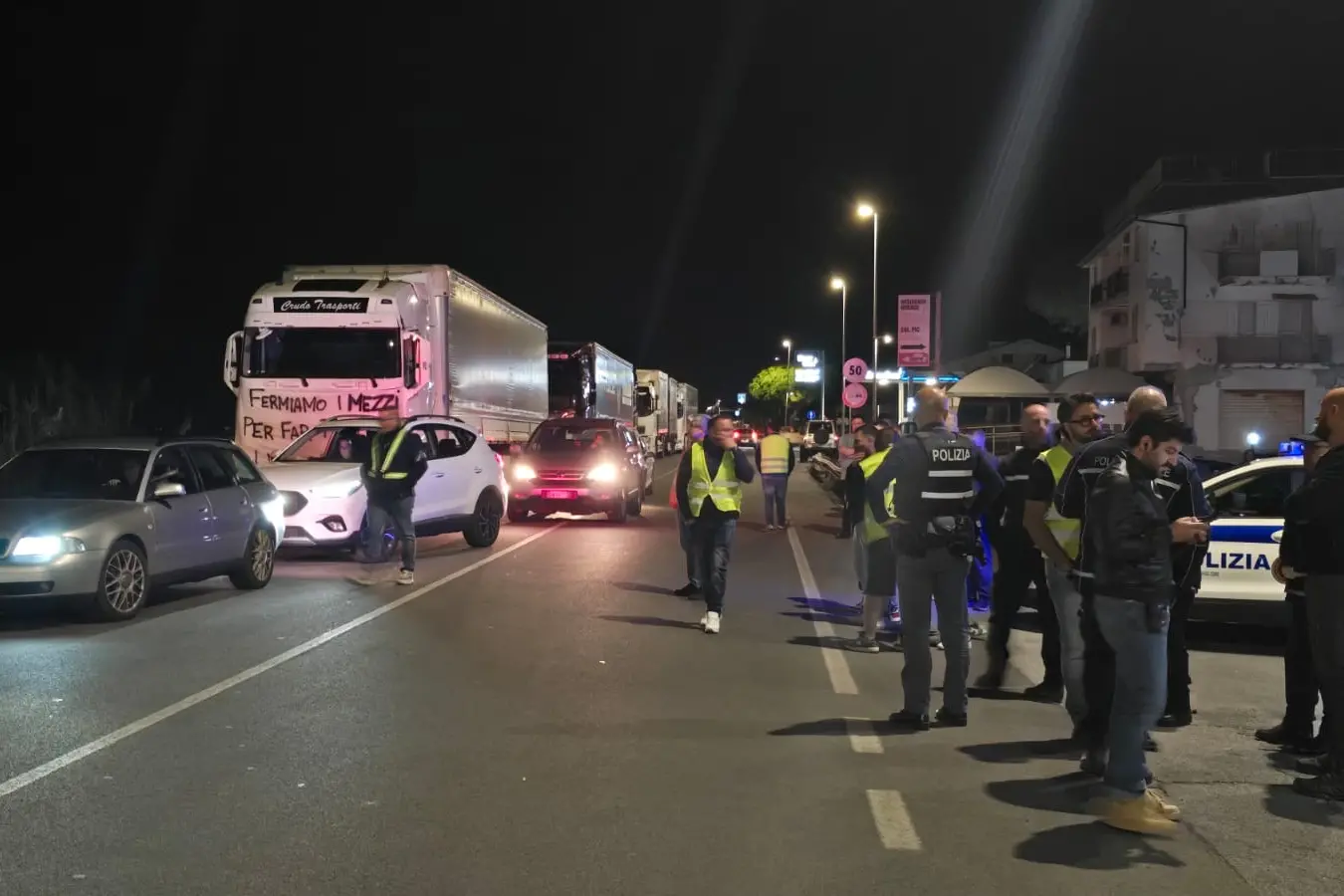 Trattori e tir pronti a paralizzare la Calabria: iniziata la protesta, presidi\u00A0in tutta la regione\u00A0–\u00A0LIVE