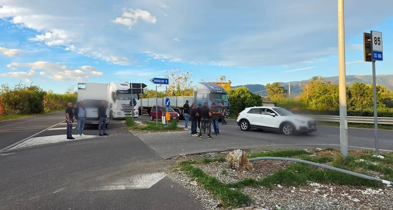 Bovalino, la protesta contro il caro carburanti arriva sulla statale 106: lavoratori e famiglie in presidio\n