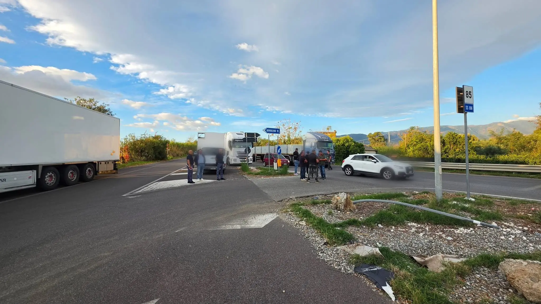 Bovalino, la protesta contro il caro carburanti arriva sulla statale 106: lavoratori e famiglie in presidio\n