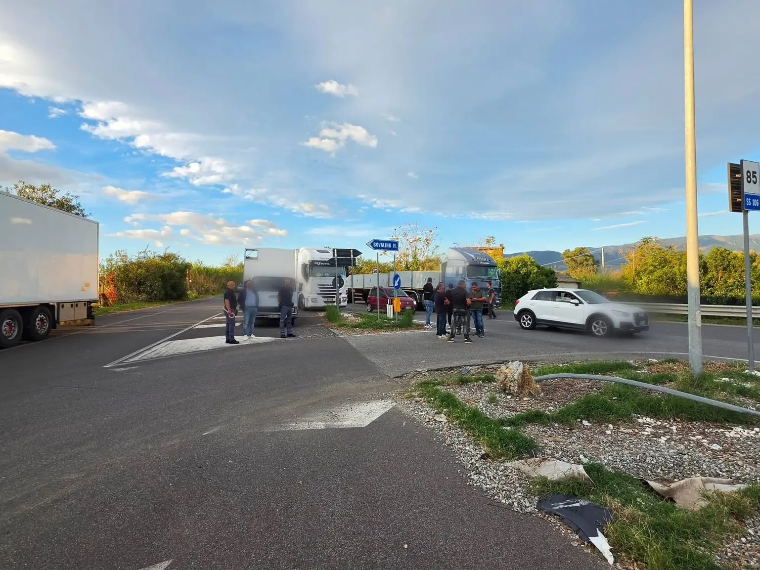 Bovalino, la protesta contro il caro carburanti arriva sulla statale 106: lavoratori e famiglie in presidio