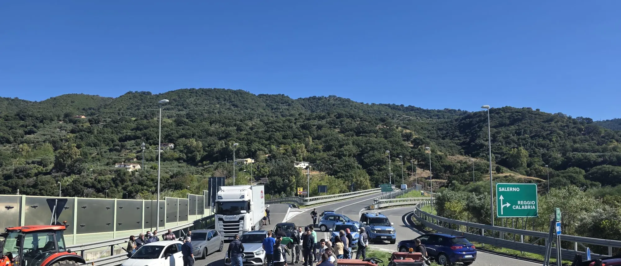 Proteste in Calabria, l’affondo del M5S: «Oltre 60 milioni tra Ue e Regione, quando arriveranno gli aiuti?»\n