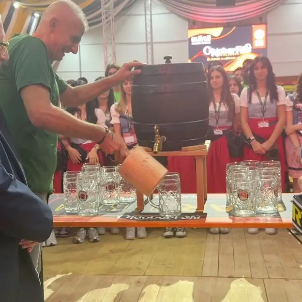 Oktoberfest, a Rende si parte con la spillatura: birra bavarese, musica e festa fino al 31 ottobre\n