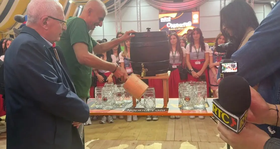 Oktoberfest, a Rende si parte con la spillatura: birra bavarese, musica e festa fino al 31 ottobre\n