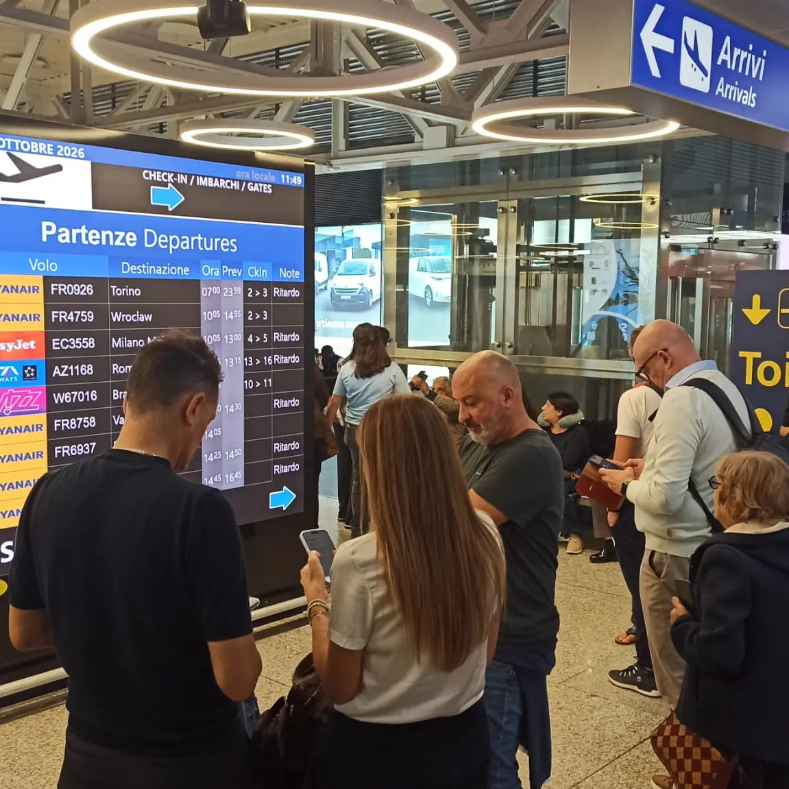 <p>Traffico aereo in tilt, a Lamezia ritardi fino a quattro ore. Cancellazioni e disagi anche a Reggio e Crotone</p>