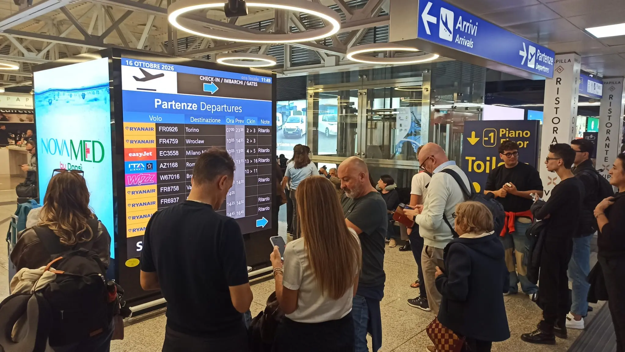 <p>Traffico aereo in tilt, a Lamezia<span style=\"color:hsl(0,75%,60%);\"> ritardi fino a quattro ore</span>. Cancellazioni e disagi anche a Reggio e Crotone</p>