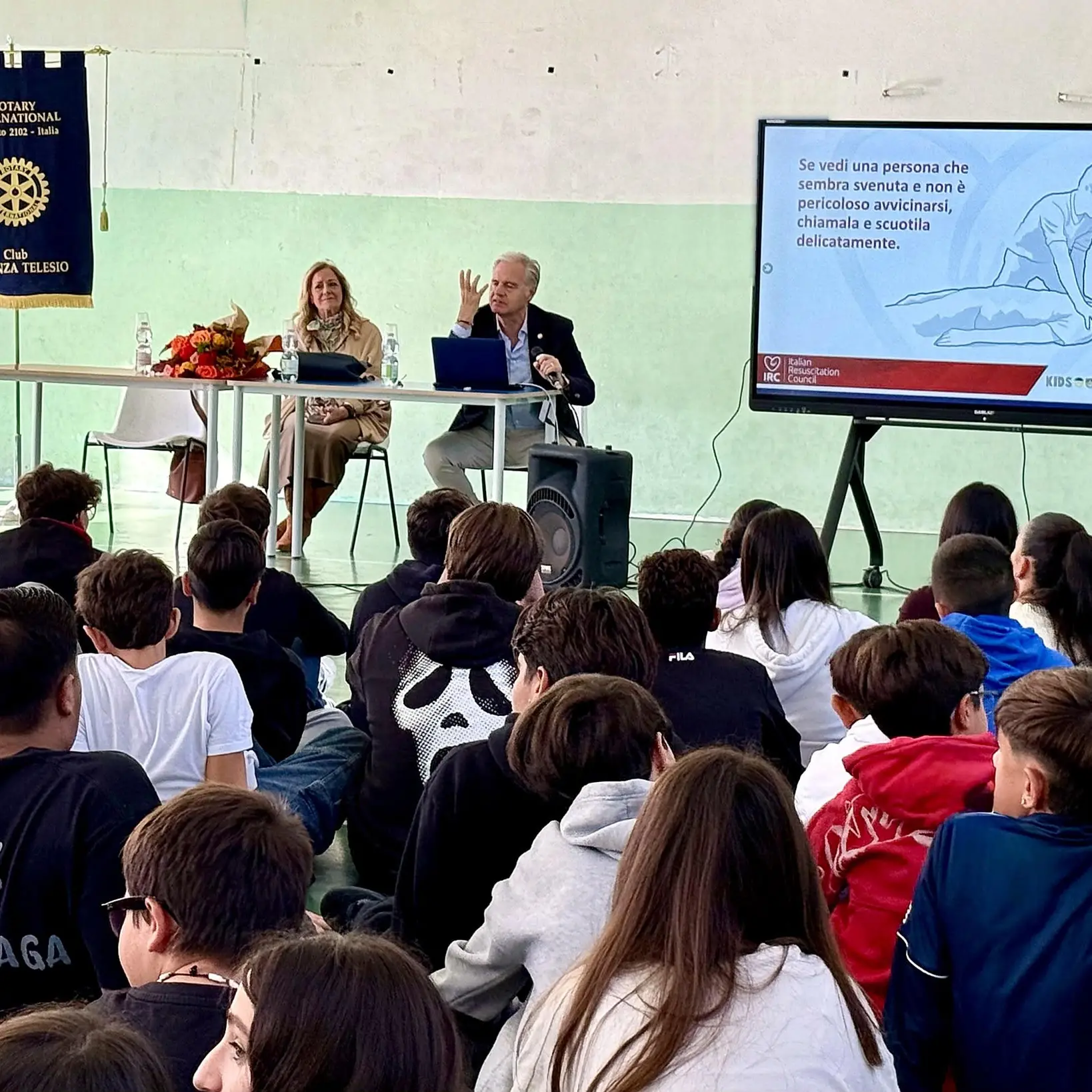Primo soccorso e affettività, il Rotary incontra gli studenti: «In emergenza potete fare la differenza»\n