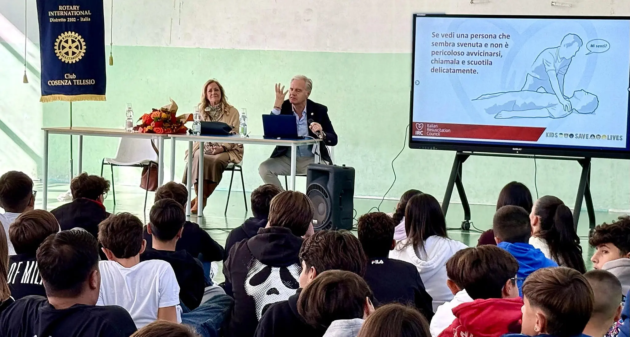 Primo soccorso e affettività, il Rotary incontra gli studenti: «In emergenza potete fare la differenza»\n