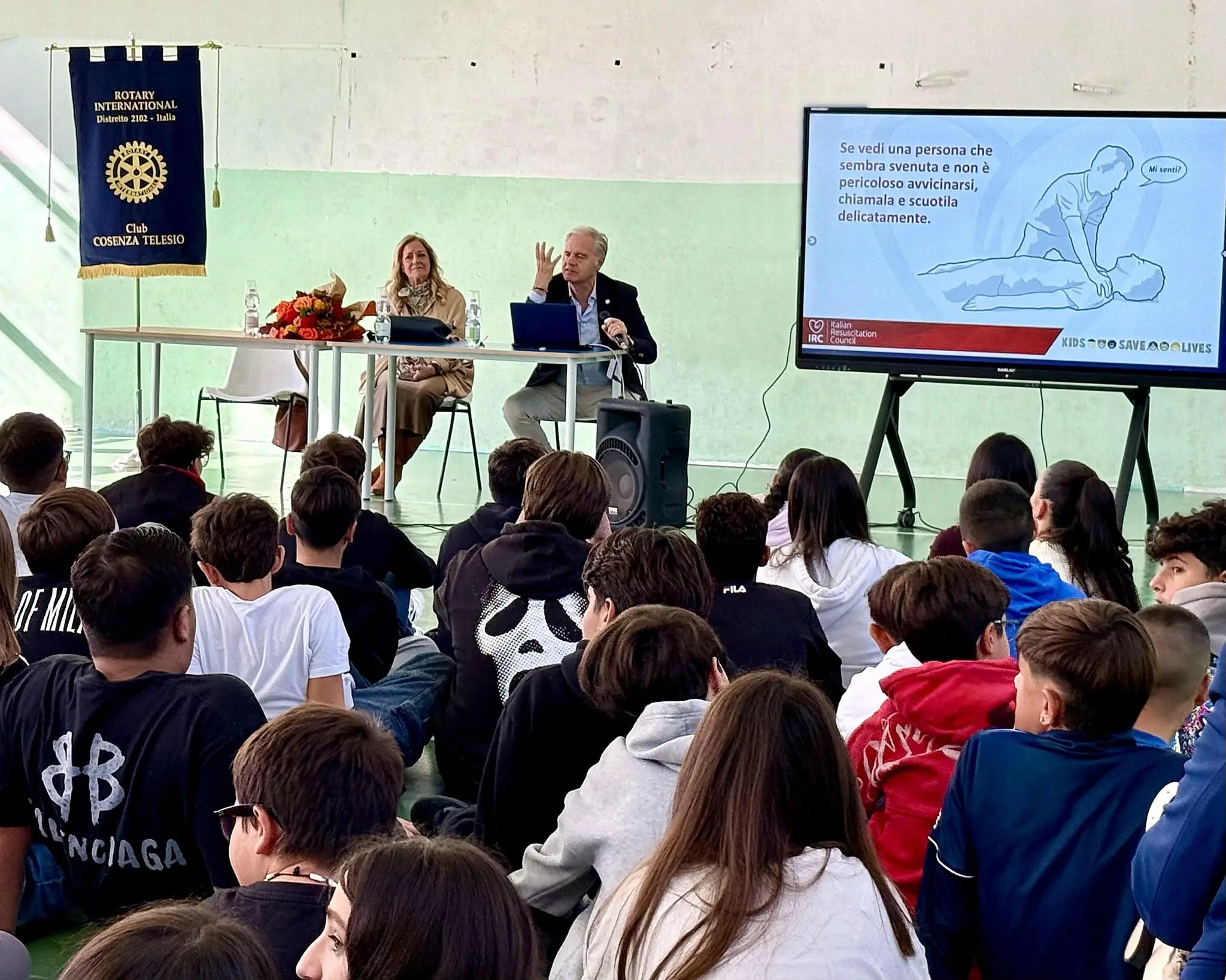 Primo soccorso e affettività, il Rotary incontra gli studenti: «In emergenza potete fare la differenza»\n