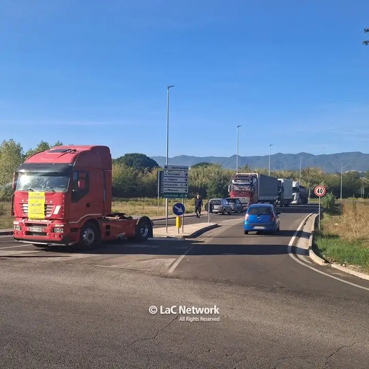 <p>Autotrasportatori in strada nel cosentino sfidano Salvini: «Venga lui a guidare le nostre aziende» | VIDEO</p>