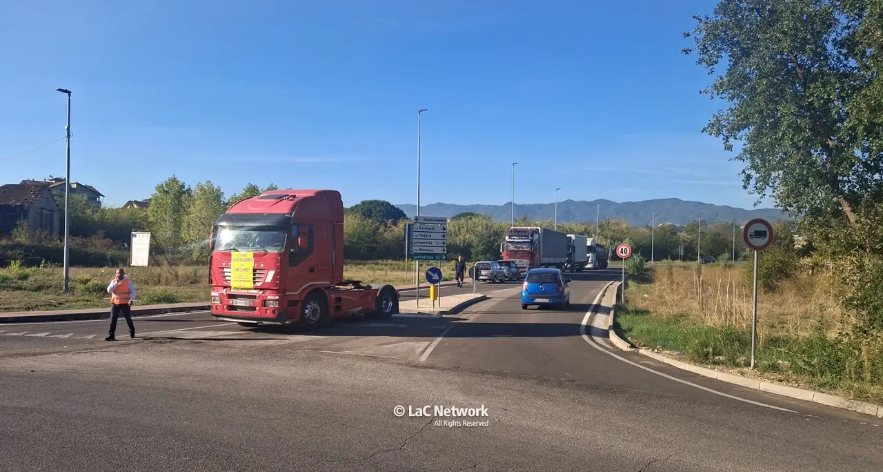 Autotrasportatori in strada nel Cosentino: «Venisse il Ministro Salvini a guidare le nostre aziende» | VIDEO\n