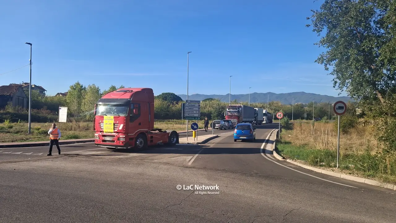 Autotrasportatori in strada nel Cosentino: «Venisse il Ministro Salvini a guidare le nostre aziende» | VIDEO\n