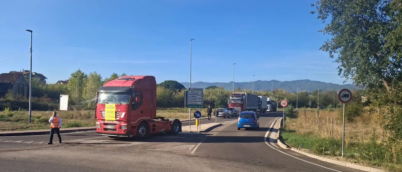 Autotrasportatori in strada nel Cosentino: «Venisse il Ministro Salvini a guidare le nostre aziende» | VIDEO\n