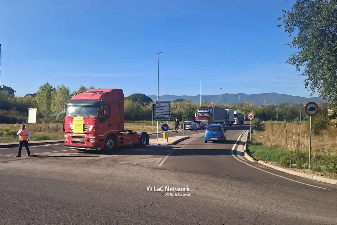 Autotrasportatori in strada nel Cosentino: «Venisse il Ministro Salvini a guidare le nostre aziende» | VIDEO\n