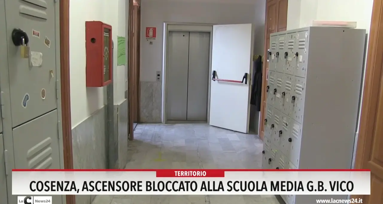 Cosenza, ascensore bloccato alla scuola media G. B. Vico