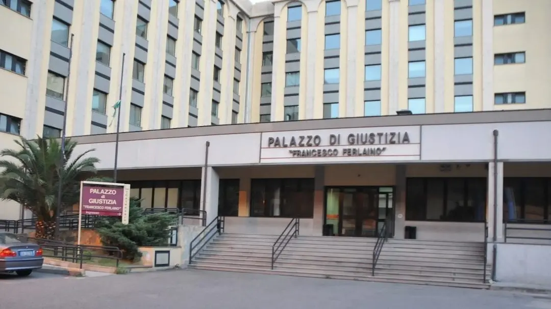 <p>Il tribunale di Catanzaro</p>\\n