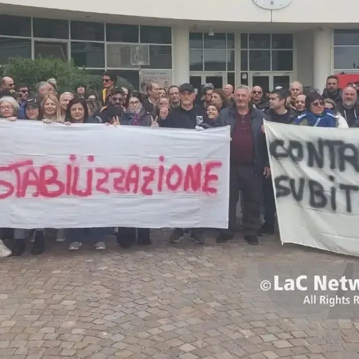 <p>Calabria, 650 posti a rischio e oltre 950 precari senza tutele: «È una bomba sociale pronta a esplodere»</p>