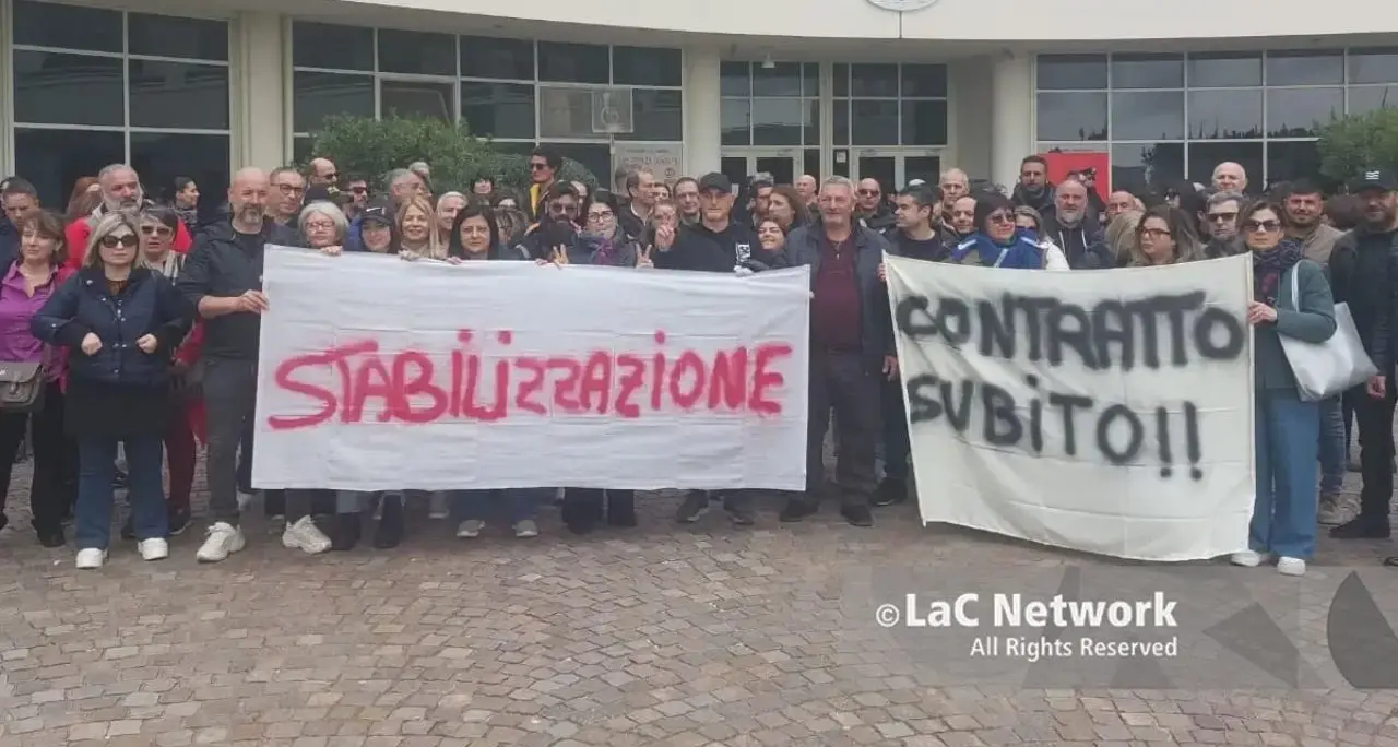 Calabria, 650 posti a rischio e oltre 950 precari senza tutele: «È una bomba sociale pronta a esplodere»\n