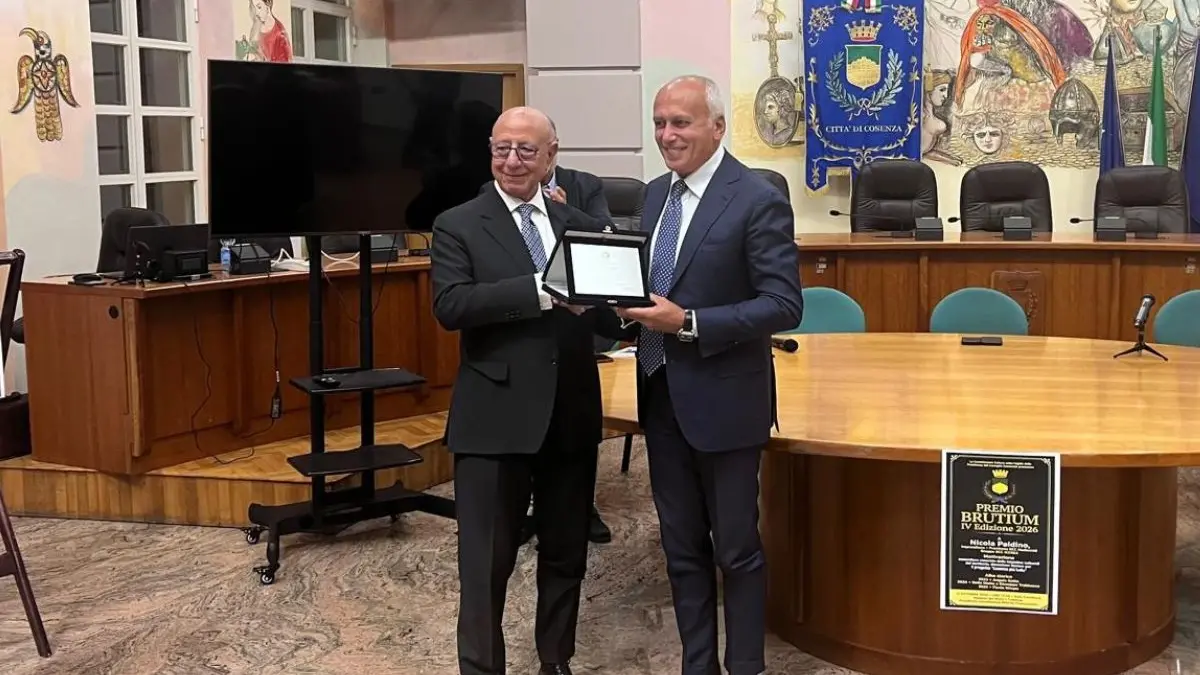 <p>Nicola Paldino (presidente Bcc Mediocrati) e Franz Caruso (sindaco di Cosenza)</p>\\n