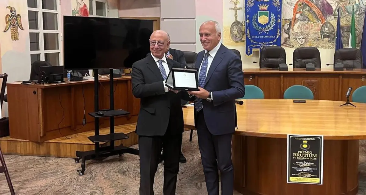 Premio Brutium a Nicola Paldino, il riconoscimento consegnato a Palazzo dei Bruzi\n