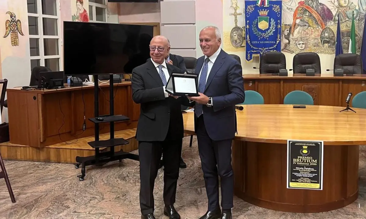 Premio Brutium a Nicola Paldino, il riconoscimento consegnato a Palazzo dei Bruzi\n