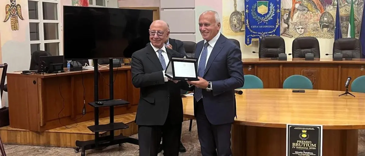 Premio Brutium a Nicola Paldino, il riconoscimento consegnato a Palazzo dei Bruzi\n